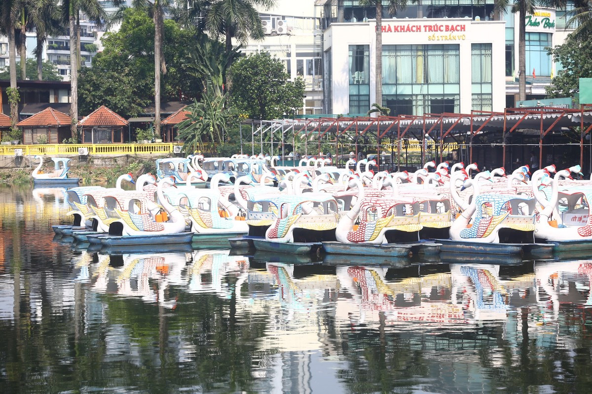 Thuyền thiên nga đạp nước "ế khách" trong ngày đầu tiên kỳ nghỉ lễ.