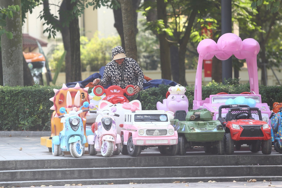 "Như mọi năm là đông khách từ sáng đến tối, nhưng kỳ nghỉ năm nay nóng quá, không ai ra đường. Chỉ mong chiều tối khi trời mát lên có khách đến chơi", một người cho thuê ô tô điện ở công viên Lê-nin chia sẻ.