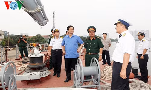 Thủ tướng Nguyễn Tấn Dũng thị sát tàu tên lửa 12418.