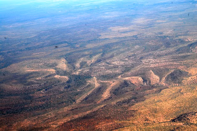 Các nhà khoa học NASA cho rằng một tiểu hành tinh có thể đã chạm vùng này vào khoảng từ 900-600 triệu năm trước trong kỷ Đại Tân Nguyên Sinh (Neoproterozoic).