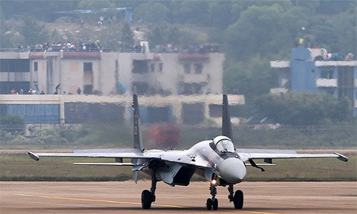 Máy bay chiến đấu Su-35S biểu diễn tại Chu Hải.