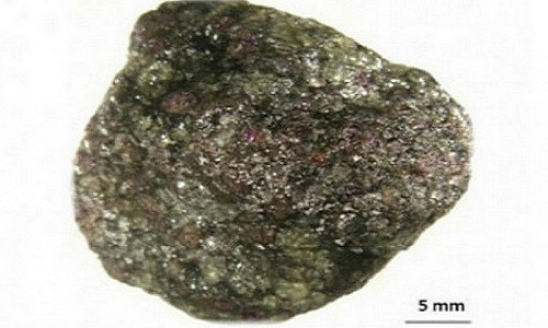 Hòn đá hiếm có chứa 30.000 viên kim cương. Hòn đá hiếm có chứa 30.000 viên kim cương.