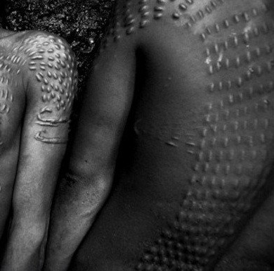 Trong nghi lễ, trưởng tộc trong làng sẽ dùng dụng cụ được vót nhọn, rạch dọc sống lưng, ngực, mông của chàng trai để họ có làn da thô ráp giống những con cá sấu, tạo ra những cơn đau kéo dài trong nhiều ngày.