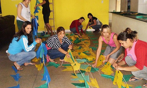 Một cô gái có tên Fernandes chia sẻ: “Lâu lắm tôi không hôn một người đàn ông. Chúng tôi đều mơ được yêu và kết hôn. Đàn ông trong thị trấn đều đã kết hôn hoặc là họ hàng với chúng tôi”.