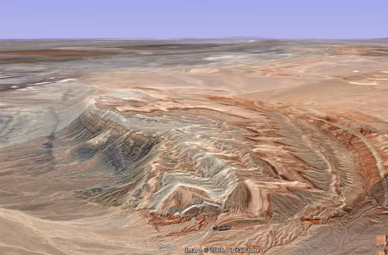 Dasht-e Lut không hề có một hạt mưa nào quanh năm và trở nên khô cằn. Không có bất cứ một sinh vật nào, kể cả vi khuẩn có thể tồn tại ở địa điểm này.