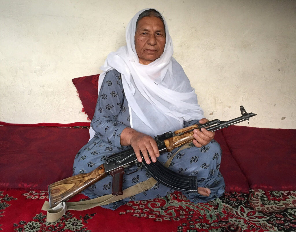 Nu tu lenh khet tieng Afghanistan dau hang Taliban