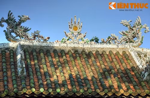 Trên cầu có mái che, lợp ngói ống tráng men được sản xuất ở Huế.