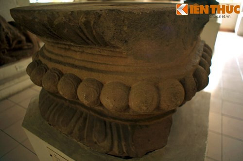 Được thể hiện dưới dạng cách điệu, số lượng bầu ngực trên mỗi bệ đài lên đến hàng chục.