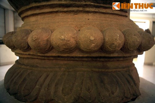 Bên cạnh đó, hình tượng này cũng thể hiện một nét tín ngưỡng đặc sắc của dân tộc Chăm, đó là tôn thờ thần Uroja - tiếng Sankrit có nghĩa là “vú phụ nữ”.