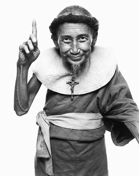 Đạo Dừa chủ trương hòa đồng tôn giáo và cổ xúy hòa bình, khuyến khích ngồi tham thiền, ăn chay, suy niệm... và coi trọng lễ nghĩa, tình thương, cư xử hòa mục giữa con người với nhau. Về thực phẩm, đạo này khuyên nên ăn dừa và uống nước dừa. Ảnh: Chân dung ông đạo Dừa do tác giả Richard Avedon chụp.