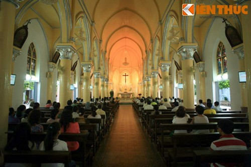 Bên trong nhà thờ có các tranh ảnh và thánh tượng minh họa theo sự kiện trong Kinh Thánh theo mô-típ các nhà thờ phương Tây.