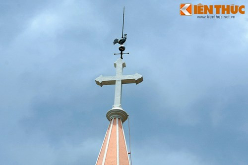 Trên nóc nhà thờ, ở vị trí cột thu lôi có tượng một con gà màu xám làm bằng hợp kim dùng làm vật xác định hướng gió. Vì vậy mà nhà thờ này còn có tên là nhà thờ Con Gà.