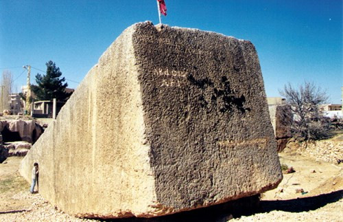 Điều khiến các nhà khoa học đau đầu là làm sao người La Mã có thể vận chuyển những tảng đá nguyên khối lớn như vậy tới vị trí xây dựng chính xác của ngôi đền.