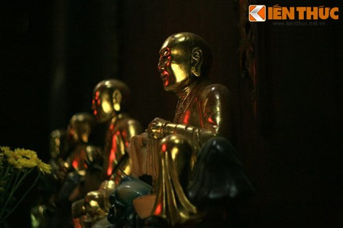 Chùa Vĩnh Tràng có trên 60 tượng Phật, La hán đúc bằng gỗ, đồng, đất nung, xi măng, đa số tượng bằng gỗ, tất cả được thếp vàng óng ánh với niên đại từ cuối thế kỷ 19, đầu thế kỷ 20. Đây là những bức tượng ố quỷ giá của Phật giáo Việt Nam.