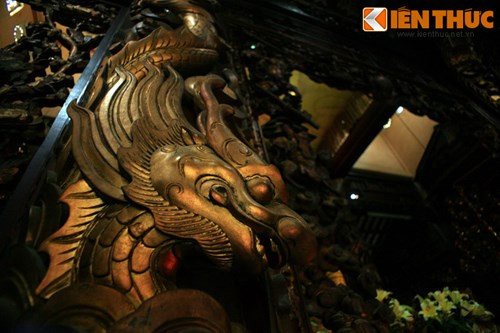 Mỗi gian chùa gây ấn tượng mạnh với màu vàng óng được thếp trên các tác phẩm điêu khắc. Đáng chú ý hơn cả là những đôi cột rồng làm bằng gỗ quý, tạo tác theo kiểu "thượng thu hạ cách".