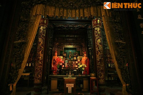 Nhà thờ Tổ có phong cách tương tự, là nơi lưu giữ nhiều tượng cổ, bao lam chạm trổ công phu.