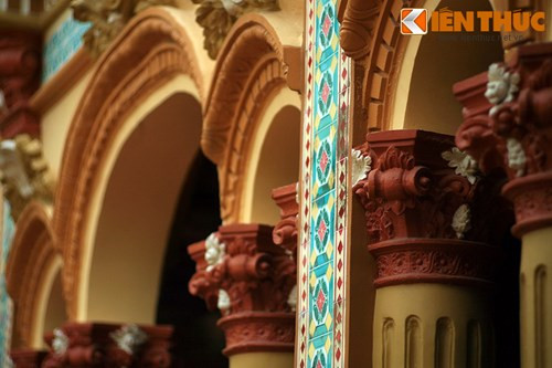 Từ khu vực này có thể cảm nhận rõ rệt lối kiến trúc La Mã với những hàng đá hoa màu sắc sặc sỡ của Pháp được trang trí trên thành nóc, trên những cột xây bằng xi măng kiểu cách.