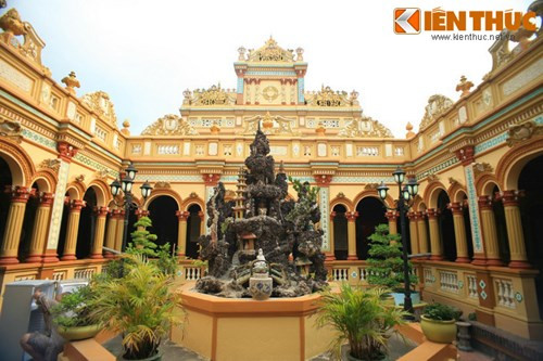 Giữa chính điện và nhà thờ Tổ là một khoảng sân có hòn non bộ ở giữa,tạo cảm giác thoáng đãng và gần gũi với thiên nhiên.