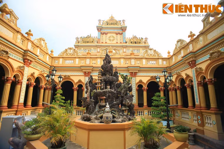  Chùa Vĩnh Tràng (TP Mỹ Tho, tỉnh Tiền Giang) từ lâu nay vẫn được coi là ngôi chùa có kiến trúc độc đáo, nổi tếng bậc nhất ở vùng đồng bằng sông Cửu Long.