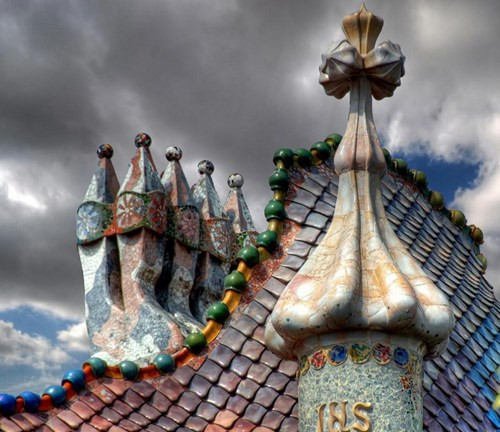 Trên mái có một tháp nhỏ với đỉnh hình chữ thập đại diện cho thanh gươm của thánh George - người đã đâm vào lưng con rồng.