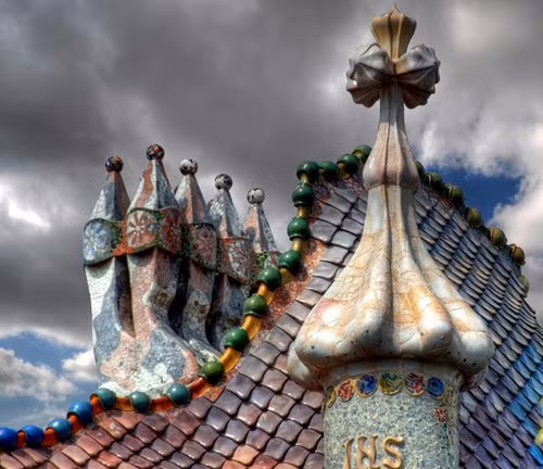 Trên mái có một tháp nhỏ với đỉnh hình chữ thập đại diện cho thanh gươm của thánh George - người đã đâm vào lưng con rồng.