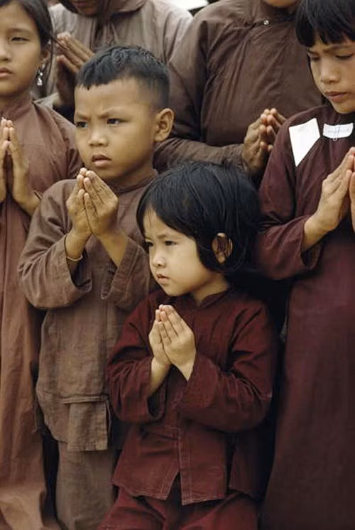 Trẻ em tham gia nghi lễ ở Cồn Phụng.