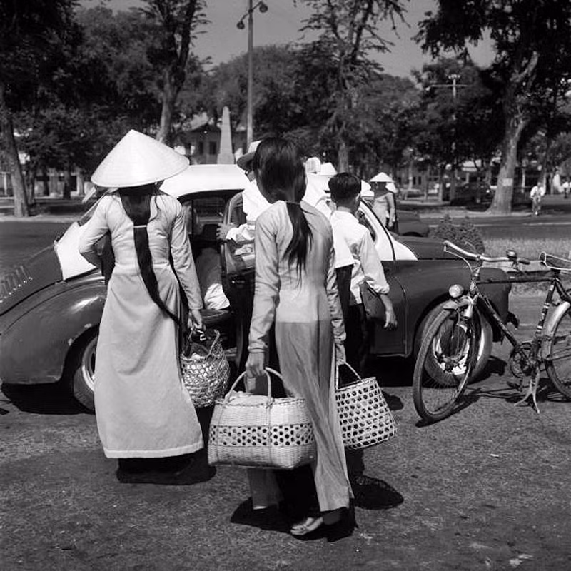 Các thiếu nữ trên phố.