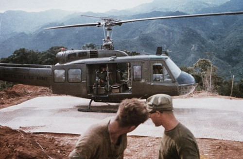 Trực thăng UH-1 tại một sân bay dã chiến của Mỹ ở miền Nam Việt Nam năm 1968. Ảnh: Thủy quân lục chiến Mỹ.