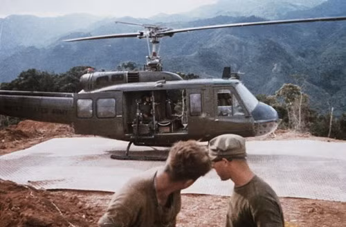 Trực thăng UH-1 tại một sân bay dã chiến của Mỹ ở miền Nam Việt Nam năm 1968. Ảnh: Thủy quân lục chiến Mỹ.