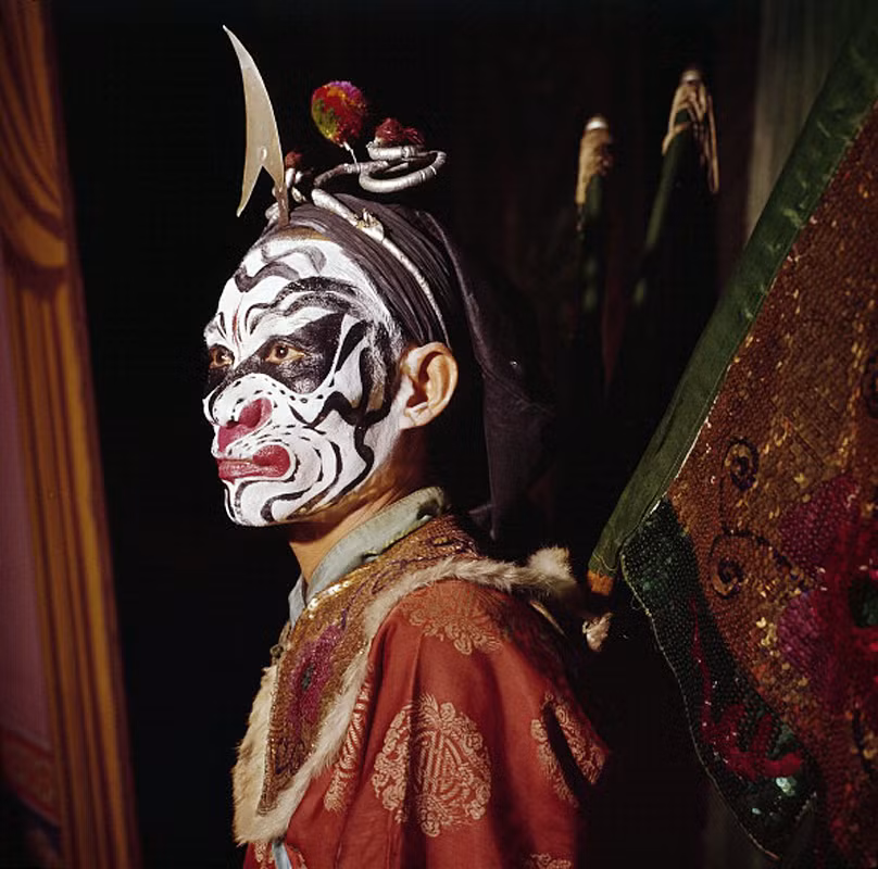 Khuôn mặt ấn tượng sau khi hoàn thiện việc tô vẽ.