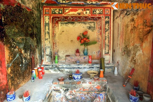 Trong hậu tẩm là ban thờ chính, thờ Thành Hoàng bổn xứ. Tả ban, hữu ban thờ các vị tiền bối có công.