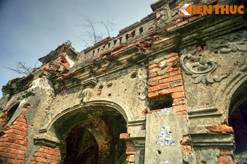 Cửa chính giữa có hai câu đối cũng được ghép bằng sành sứ, nhưng các chữ này đều mất nhiều nét nên khó đọc.