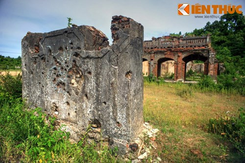 Đình có cấu trúc 5 gian, 4 mái, trước đình là bình phong được xây bằng gạch, đá hộc. Các gian chính của đình được xây bằng gạch theo kỹ thuật hiện đại, không sử dụng gỗ như những ngôi đình truyền thống.