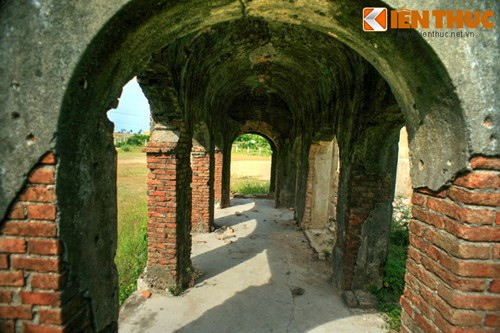 Tuy vậy, do được xây dựng rất chắc chắn nên đình không bị sụp đổ hoàn toàn. Điều đó khiến ngôi đình có nhiều vết đạn - trở thành một chứng tích sống động về cuộc chiến cách đây 4 thập niên.