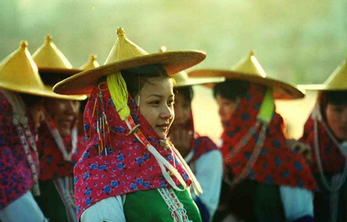 Họ đội nón lá gần giống như người Lê và người Kinh - nhóm dân tộc gốc Việt khác đang tồn tại ở Trung Quốc.