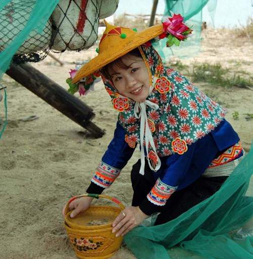 Nổi tiếng vì tính chăm chỉ và tốt bụng, phụ nữ của dân tộc này làm hầu hết công việc nhà, đồng áng, sửa chữa đường sá khi chồng họ đánh cá ngoài biển khơi.