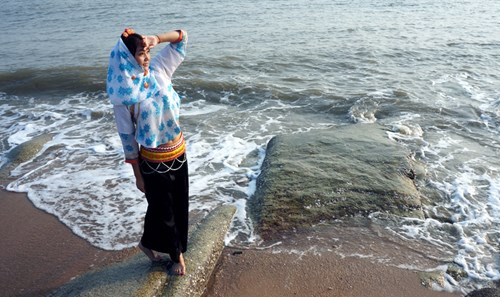 Vào ngày thứ ba, chị em ruột của chú rể dẫn cô dâu đến giếng làng rồi kéo hai gầu nước. Sau năm ngày thực hiện các nghi lễ, cô dâu trở về nhà ba mẹ đẻ. Cô dâu và chú rể bị cấm sống cùng một nhà, thậm chí là nói chuyện với nhau cho đến khi cô dâu sinh con đầu lòng.