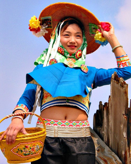 Về trang phục, người Huệ An Nữ thường mặc áo cánh ngắn màu xanh biển, hở bụng, và quần đen bó sát người, ống quần loe ở phía dưới. Họ choàng đầu bằng khăn choàng sặc sỡ.