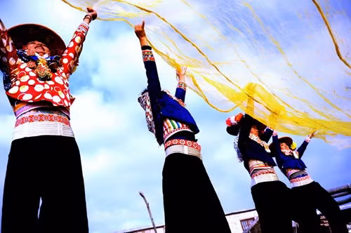 Tuy nhiên, ngày nay, thế hệ trẻ của người Huệ An Nữ đã tiếp thu lối sống hiện đại và thường từ chối tuân theo các tập tục truyền thống kể trên.