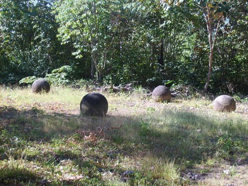 Những quả cầu đá này được biết đến từ thập niên 1930, khi nhân viên công ty United Fruit khai khẩn khu rừng nhiệt đới Costa Rica để trồng chuối. Họ tìm thấy rất nhiều quả cầu đá lớn bị chôn vùi trong đất và tiến hành khai quật.