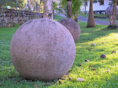 Có cả các ý kiến liên kết chúng với lục địa bị mất của Atlantis, thạch trụ Stonehenge ở nước Anh, những cái đầu đá khổng lồ trên đảo Phục Sinh, hoặc thậm chí có mối liên hệ với người ngoài hành tinh.