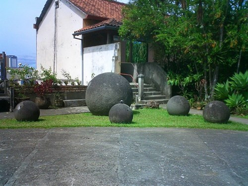 Vào thời điểm đó, những quả cầu bí ẩn đã được vận chuyển vào các thành phố để bán làm vật trang trí trong các công viên, công sở, thậm chí là nhà dân với giá rẻ mạt.