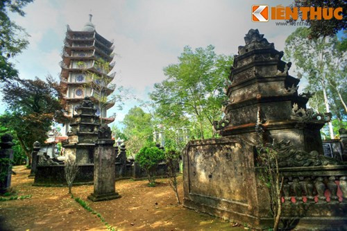 Phía Đông chùa Thiên Ấn là khu tháp mộ gìn giữ pháp thân của tổ khai sơn và các vị sư tổ, sư trụ trì đã viên tịch qua các thời kỳ.