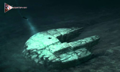 Lạ lùng hơn, trong cuộc thám sát kéo dài 12, các camera và điện thoại vệ tinh của nhóm khảo sát đã đồng loạt ngừng hoạt động khi họ bơi ở phía trên vật thể lạ trong bán kính 200m. Các thiết bị điện tử này chỉ hoạt động trở lại khi ra xa khỏi UFO.