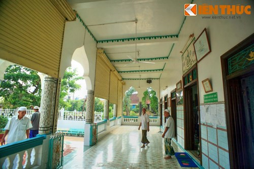 Có lịch sử rất lâu đời, thánh đường Mubarak được xây dựng từ năm 1750 bằng gỗ lợp lá, và được trùng tu nhiều lần cũng bằng vật liệu này. Năm 1922, thánh đường được xây kiên cố hơn với tường vôi, cột cây tròn và lợp ngói.