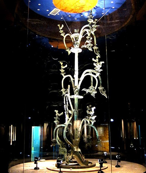 Bên cạnh tượng người là nhiều tượng chim, thú được tạo hình sinh động.