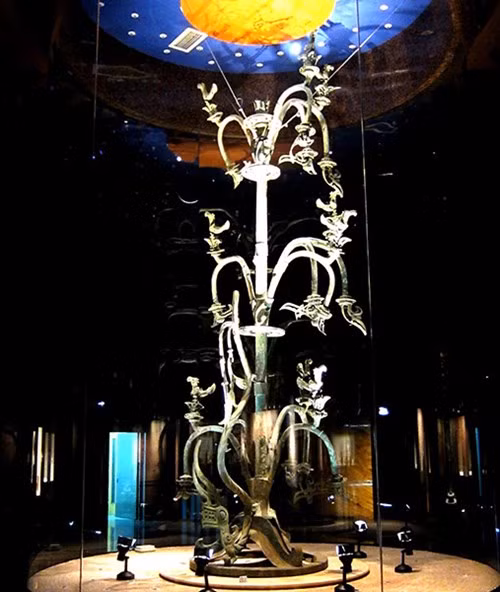 Bên cạnh tượng người là nhiều tượng chim, thú được tạo hình sinh động.