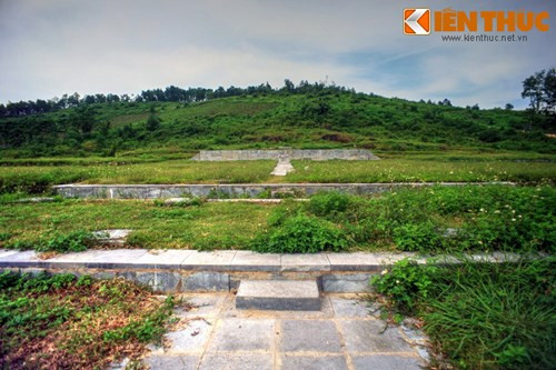 Đàn tế Nam Giao có diện tích khoảng hơn 2 ha, lưng tựa Đốn Sơn (núi Đún), tiền án là "cánh đồng Nam Giao". Cấu trúc của đàn gồm nhiều cấp nền bao (nền Thượng, nền Trung, nền Hạ) thu hẹp dần từ thấp đến cao. Vật liệu kiến trúc chính để xây dựng đàn là đá xanh và nhóm vật liệu bằng đất nung (gạch, ngói…)