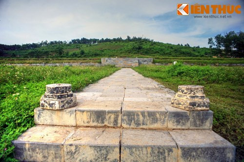 Dẫn vào trung tâm của đàn tế là con đường linh đạo được lát bằng những phiến đá xanh mài nhẵn, dành cho vua quan đi vào để tiến hành lễ tế trời, cầu cho quốc thái, dân an hoặc lễ tế vào những dịp đại xá thiên hạ.