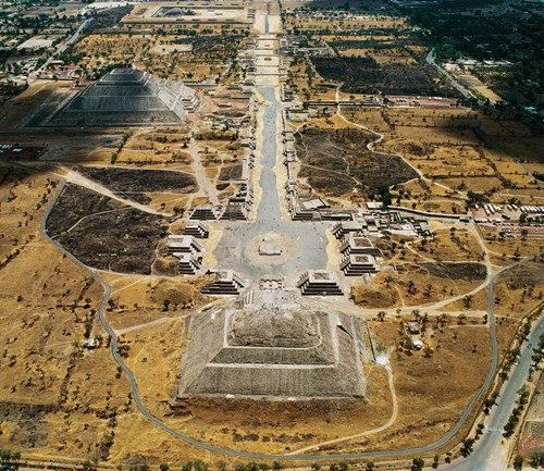 Chạy dọc theo trục Bắc – Nam của Teotihuacan là một con chính lớn, được biết với cái tên “Đại lộ Tử Thần”, dài hơn 32 km.